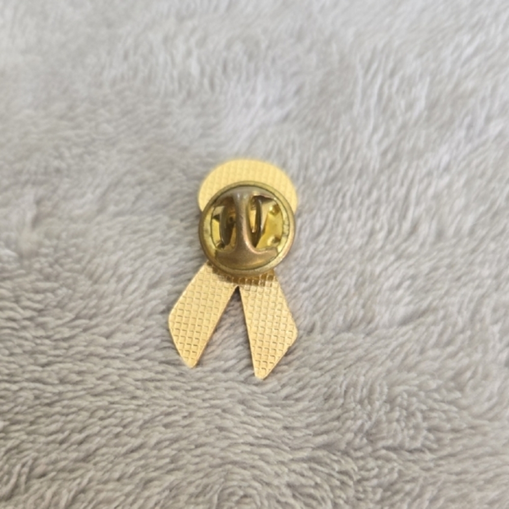 #668 Pink Ribbon Pin - Picture 2 of 3